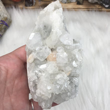 将图像加载到图库查看器中,<transcy>玉髓 #2 上的鱼眼石和辉石</transcy>