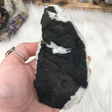 将图像加载到图库查看器中,<transcy>玉髓 #2 上的鱼眼石和辉石</transcy>