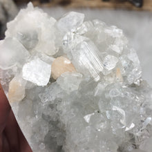 将图像加载到图库查看器中,<transcy>玉髓 #2 上的鱼眼石和辉石</transcy>