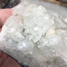 将图像加载到图库查看器中,<transcy>玉髓 #2 上的鱼眼石和辉石</transcy>