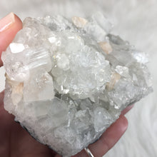 将图像加载到图库查看器中,<transcy>玉髓 #2 上的鱼眼石和辉石</transcy>