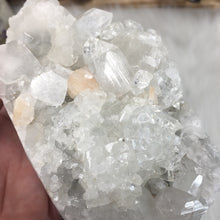 将图像加载到图库查看器中,<transcy>玉髓 #2 上的鱼眼石和辉石</transcy>