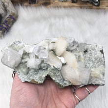 将图像加载到图库查看器中,<transcy>鱼眼石与辉石和绿色绿泥石</transcy>