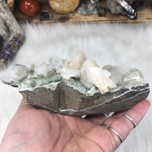 将图像加载到图库查看器中,<transcy>鱼眼石与辉石和绿色绿泥石</transcy>