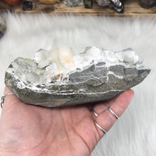 将图像加载到图库查看器中,<transcy>鱼眼石与辉石和绿色绿泥石</transcy>