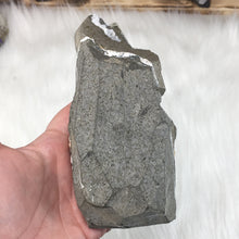 将图像加载到图库查看器中,<transcy>鱼眼石与辉石和绿色绿泥石</transcy>