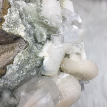 将图像加载到图库查看器中,<transcy>鱼眼石与辉石和绿色绿泥石</transcy>