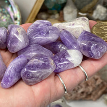 Bild in Galerie-Viewer laden, Chevron Amethyst Medium Tumbles