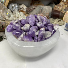 Bild in Galerie-Viewer laden, Chevron Amethyst Medium Tumbles