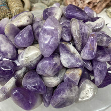 Bild in Galerie-Viewer laden, Chevron Amethyst Medium Tumbles