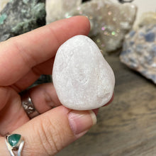 Bild in Galerie-Viewer laden, Rose Quartz Ema Egg #01