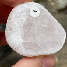 Bild in Galerie-Viewer laden, Rose Quartz Ema Egg #01
