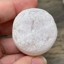 Bild in Galerie-Viewer laden, Rose Quartz Ema Egg #02