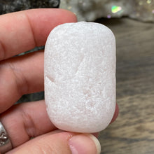 Bild in Galerie-Viewer laden, Rose Quartz Ema Egg #04