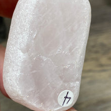 Bild in Galerie-Viewer laden, Rose Quartz Ema Egg #04