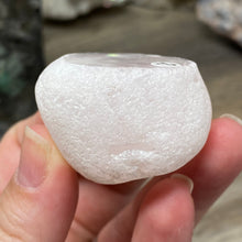Bild in Galerie-Viewer laden, Rose Quartz Ema Egg #04