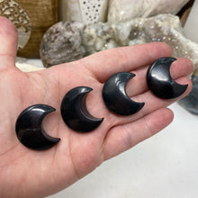 将图像加载到图库查看器中,Shungite 1.25" Moons