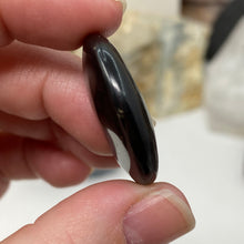 将图像加载到图库查看器中,Shungite 1.25" Moons