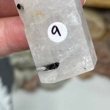 将图像加载到图库查看器中,Black Rutilated Quartz Point #09