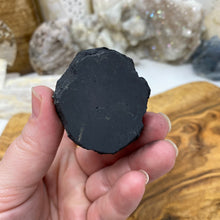 Bild in Galerie-Viewer laden, Shungite 2.5" Owls