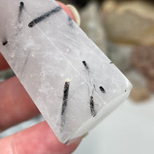 将图像加载到图库查看器中,Black Rutilated Quartz Point #10