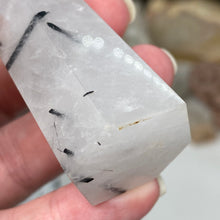 将图像加载到图库查看器中,Black Rutilated Quartz Point #10
