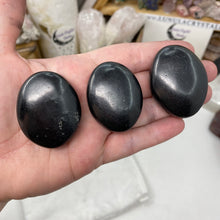 将图像加载到图库查看器中,Shungite 1.75" Pillow Palm Stones
