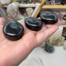将图像加载到图库查看器中,Shungite 1.75" Pillow Palm Stones