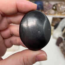 将图像加载到图库查看器中,Shungite 1.75" Pillow Palm Stones