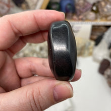 将图像加载到图库查看器中,Shungite 1.75" Pillow Palm Stones