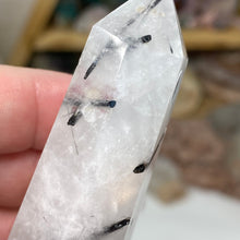 将图像加载到图库查看器中,Black Rutilated Quartz Point #11