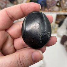 将图像加载到图库查看器中,Shungite 1.75" Pillow Palm Stones