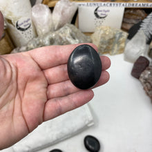 将图像加载到图库查看器中,Shungite 1.75" Pillow Palm Stones