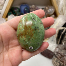将图像加载到图库查看器中,Chrysoprase Palm Stone #18