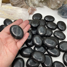 将图像加载到图库查看器中,Shungite 1.75" Pillow Palm Stones