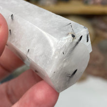 将图像加载到图库查看器中,Black Rutilated Quartz Point #11