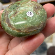 将图像加载到图库查看器中,Chrysoprase Palm Stone #20