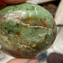 将图像加载到图库查看器中,Chrysoprase Palm Stone #20