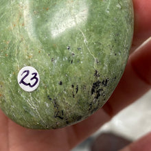 将图像加载到图库查看器中,Chrysoprase Palm Stone #23