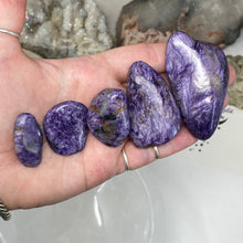将图像加载到图库查看器中,Charoite Polished Palm Stones