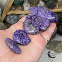 将图像加载到图库查看器中,Charoite Polished Palm Stones