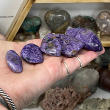 将图像加载到图库查看器中,Charoite Polished Palm Stones