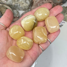 Chargez l'image dans la visionneuse de la galerie, Honey Calcite 1" Tumbles