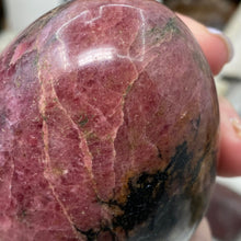 Bild in Galerie-Viewer laden, Rhodonite Large Egg