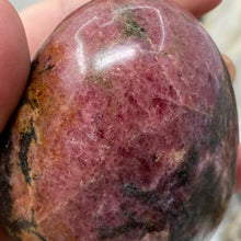Bild in Galerie-Viewer laden, Rhodonite Large Egg