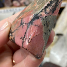Bild in Galerie-Viewer laden, Rhodonite Freeform #03