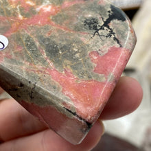 Bild in Galerie-Viewer laden, Rhodonite Freeform #03