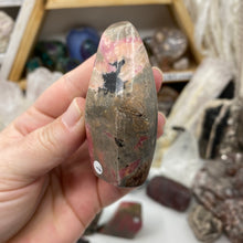 Bild in Galerie-Viewer laden, Rhodonite Freeform #07