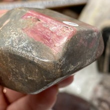 Bild in Galerie-Viewer laden, Rhodonite Freeform #07