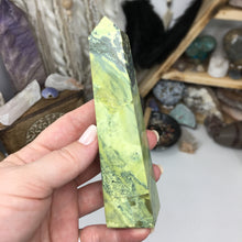 将图像加载到图库查看器中,Serpentine with Pyrite Obelisk #04